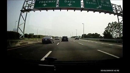 Accident impressionnant sur l'autoroute !