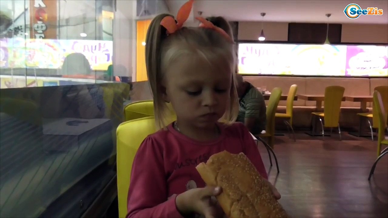 ✔ Nenuco Doll and Cook Yaroslava eats sandwich in the cafe. Кукла Ярославы кушает сэндвич. Серия 29