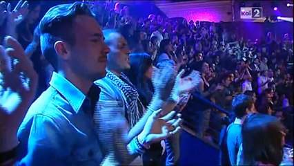 Gianni Morandi interpreta con Checco dei Modà In Ginocchio Da Te - DUE 02-05-2011