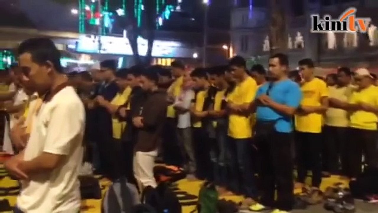 Umat Islam solat Isyak berjemaah di Dataran Merdeka