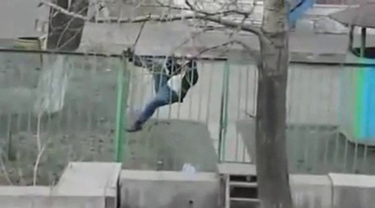 Parmaklıkları aşmaya çalışan adamın dramı | rail fail