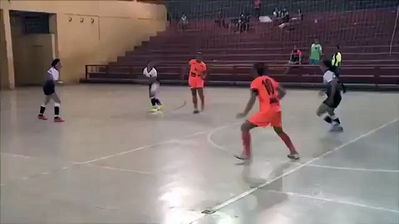 Coup de pied dans la tête en futsal féminin !