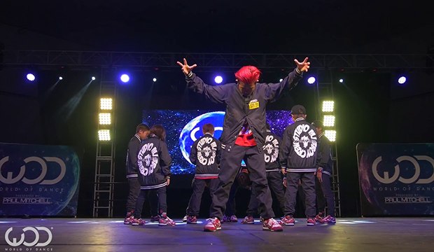 Des danseurs japonais parfaitement synchronisés