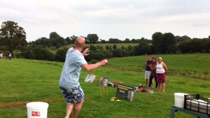 Finale du championnat du monde de lancer de savonnettes mouillées