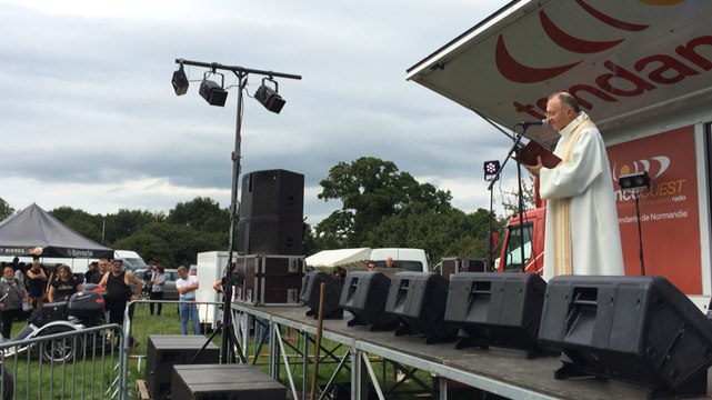 Le père Daniel Jamelot bénit les motos et leurs pilotes