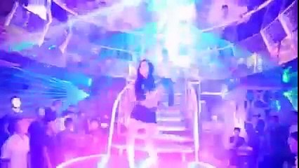 Quẩy cùng các em gái xinh chân dài nào