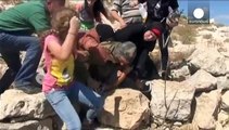 فلسطينيات يمنعن جندي إسرائيلي من إعتقال طفل فلسطيني