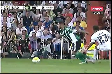 Real Madrid: Juan Vargas recibe falta de Danilo (VIDEO)