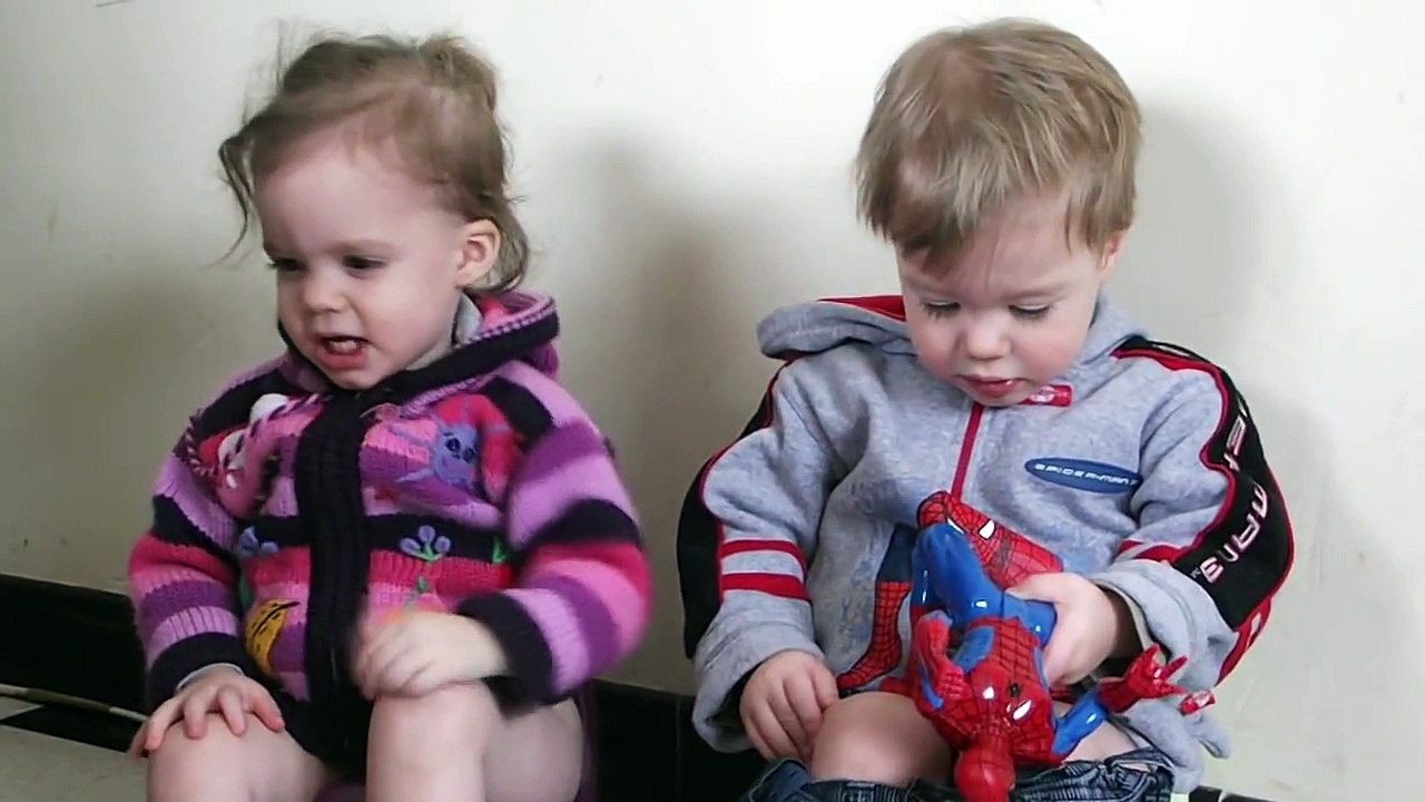 les bebes jumeaux discutent entre eux !!