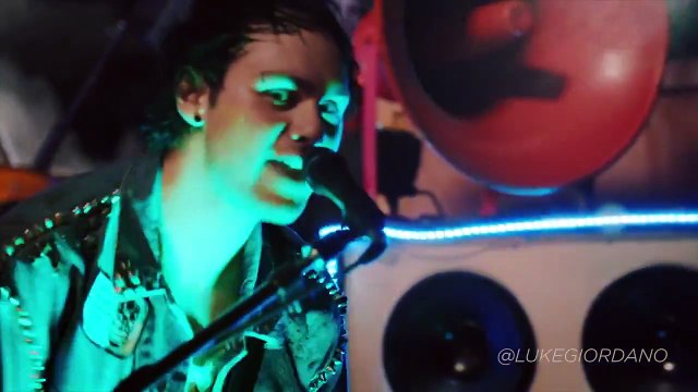 5 Seconds of Summer - She's Kinda Hot: THIS SONG SUCKS