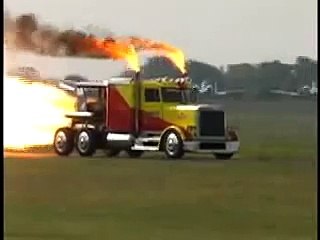 Descargar video: Jet Truck Dragster Il Camion Più Veloce Del Mondo