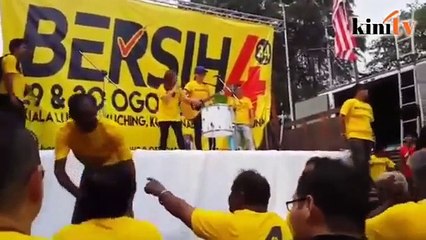 11.15am - Lagu 'Yellow' berkumandang di Dataran Merdeka