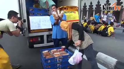 9.00am - Agihan sarapan percuma, peserta kutip sampah