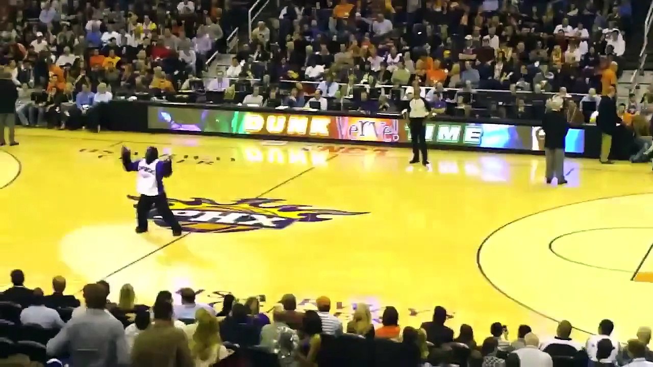 Basketbol topuyla beraber basket olan çocuk