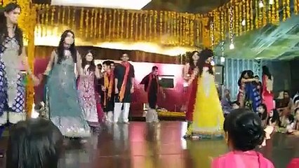 Girls & Boys dancing on the floor in mehndi