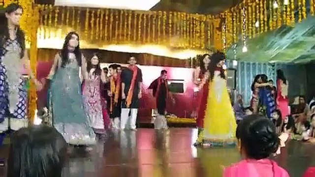 Girls & Boys dancing on the floor in mehndi