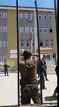 Diyarbakır Silvan'da Türk Bayrağı Göndere Çekilirken Tekbir Çeken Kahraman Polislerimiz