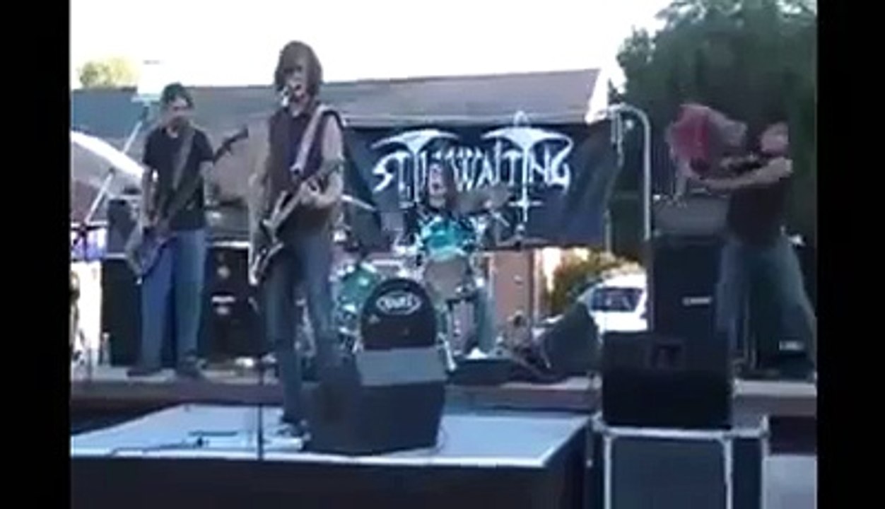 Gitarı çevirmeye çalıştı ancak