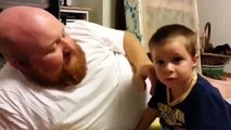 Niño pequeño llora sin control porque su papa le robo la oreja