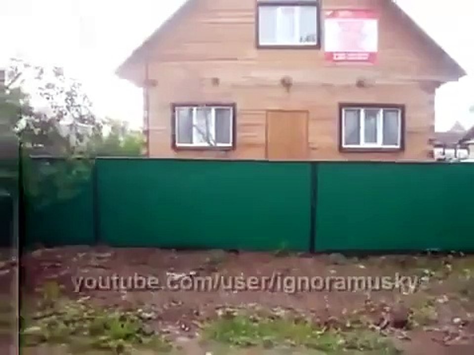 ★ 塀の上をジャンプする犬！すごいジャンプ力だ！（笑） ★ おもしろ 犬