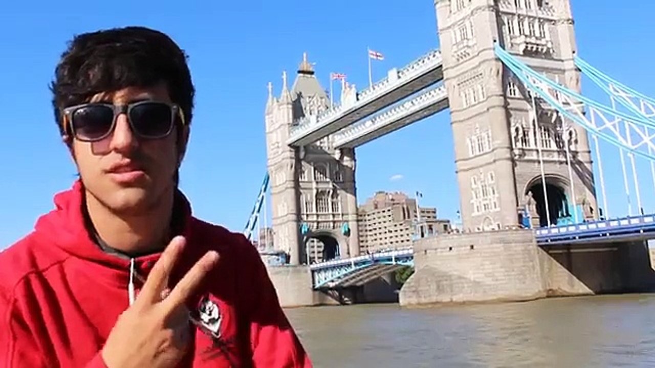 Il saute du Tower Bridge à Londres