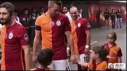 Sneijder ve Podolskiden Küçük Çocuğa Şaka