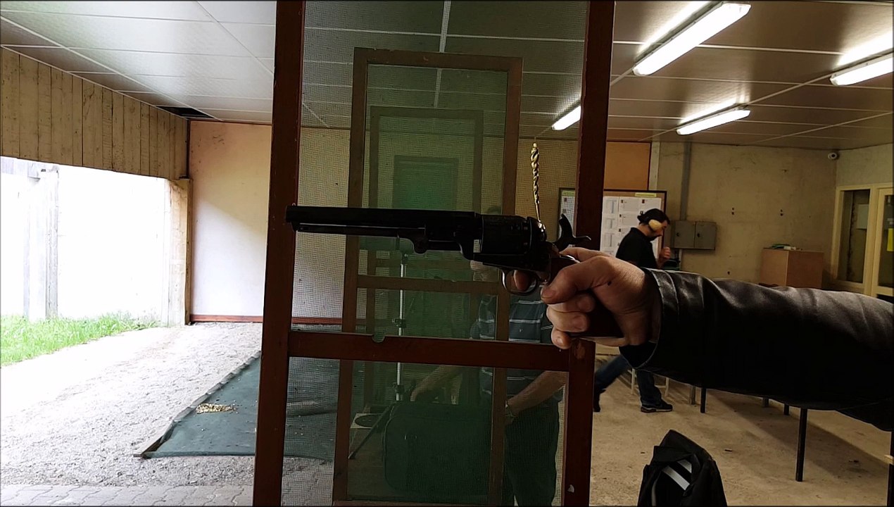 Tir au revolver Colt 1851 Navy calibre 36 poudre noire - RALENTI