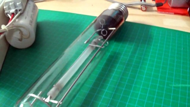A look at a 400W sodium vapor Lamp