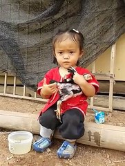 Une adorable petite fille fait prendre un bain à son poulet
