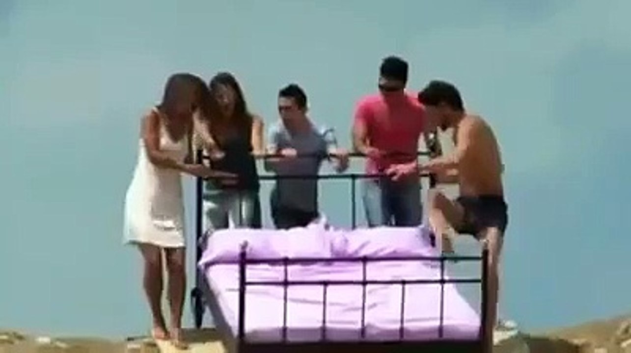 Çift kişilik yatak ile inanılmaz atlayış!!! Komik ve ilginç videolar