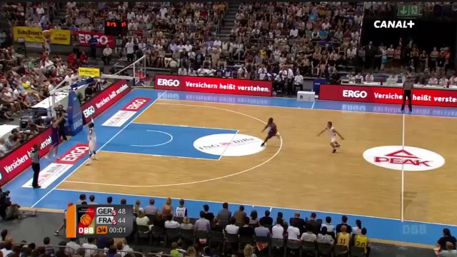 Charles Kahudi marque au buzzer depuis son propre camp