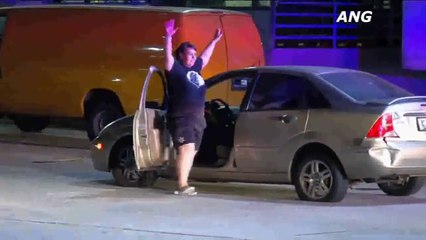 Mujer baila delante de la policía durante arresto