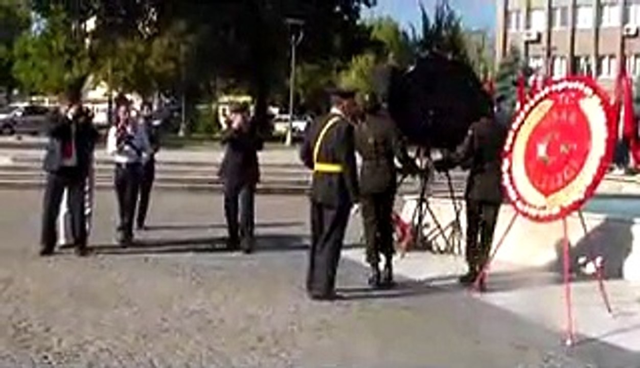 Çelenk koyma töreni hazır