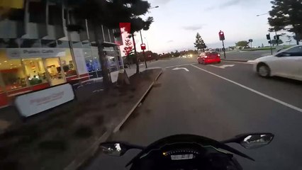 Course avec une Lamborghini Gallardo contre Ninja ZX-10(Australie)