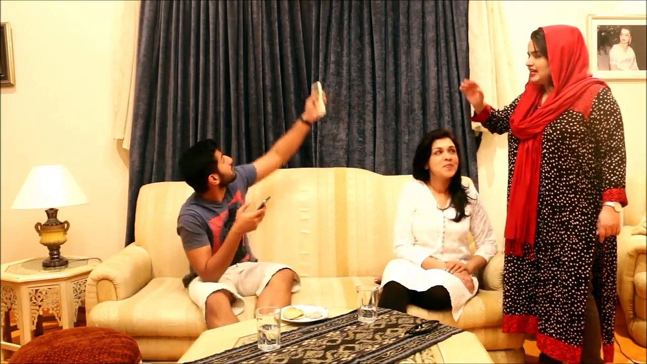 Moms When Friends are Over v/s Moms When Friends Leave.