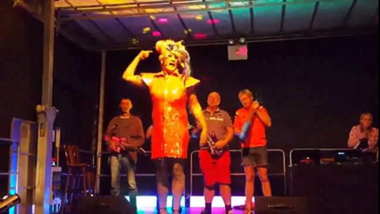 Travestiekunst Miss-Lili Die Party Queen Showkünstler, Unterhaltungskünstler Feuer Show