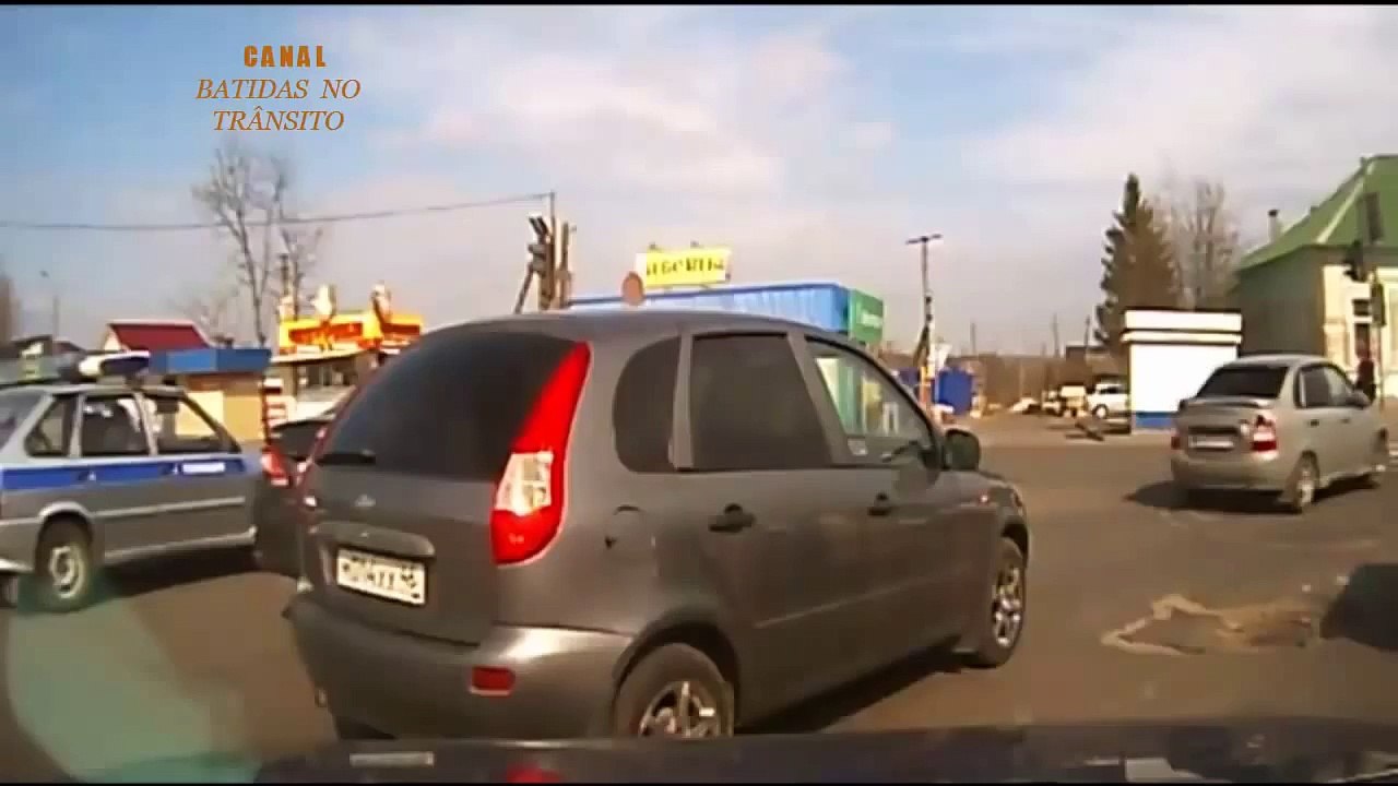 Acidentes no Trânsito - Carros e Motos