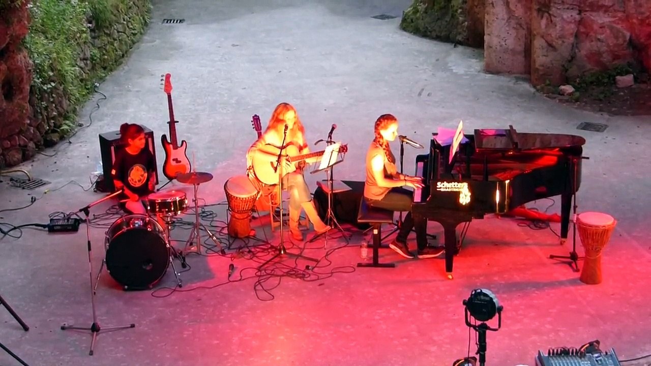 Nicki Minaj - Grand Piano (live cover)