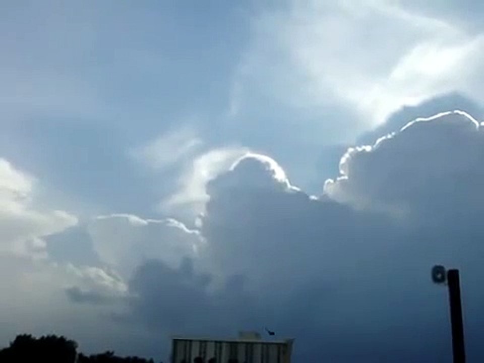 Weird Flashing Lights IN Clouds!!  WTF IS THIS?  HAARP, HOLOGRAM, or Phenomenon?