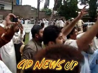 下载视频: Mansehra PTI workers protest against Azam khan swati