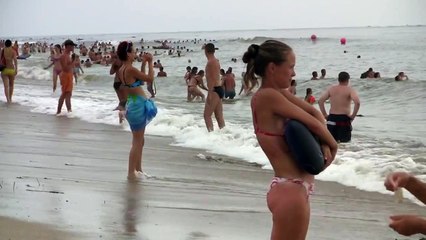 Морской пляж. г.Затока. Дети радуются волнам