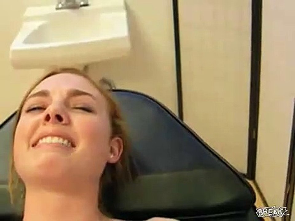 Piercing au téton douloureux pour cette jeune femme