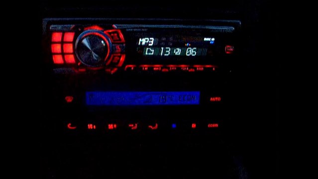 Hi-Fi Car ALPINE CDA 9882Ri in VW Golf 4