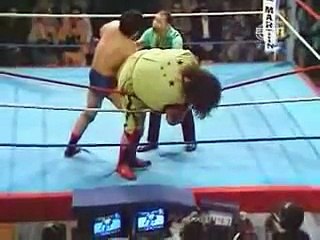 Giant Haystacks vs Kwik Kick Lee (Akira Maeda) wrestling