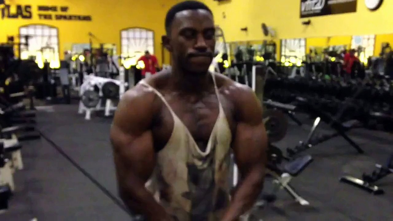 Big chest Cable fly at atlas gym.Jonathan Carrington natural bodybuilding.musclemania middleweight