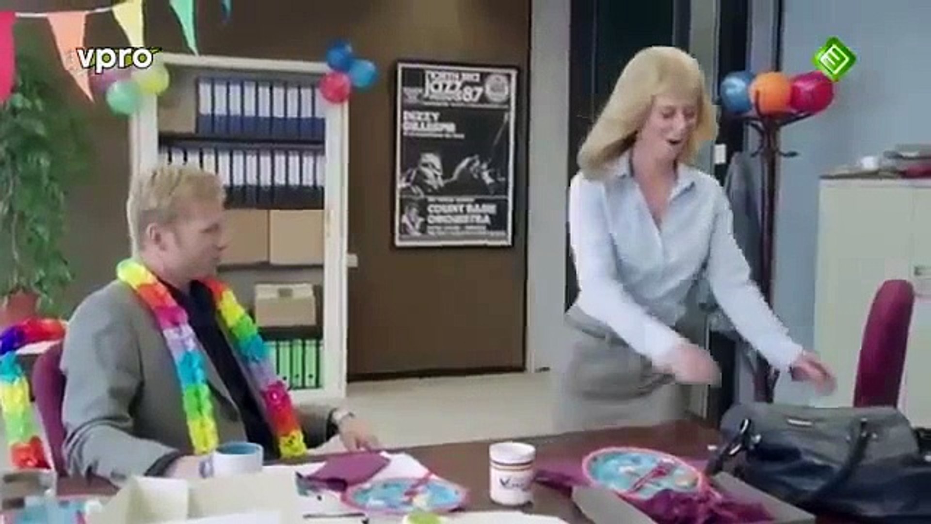 Elle Souhaite Un Joyeux Anniversaire A Son Collegue De Bureau Video Dailymotion