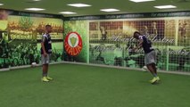 Muita habilidade! Gabriel Jesus e Kelvin dão show em vestiário do Palmeiras