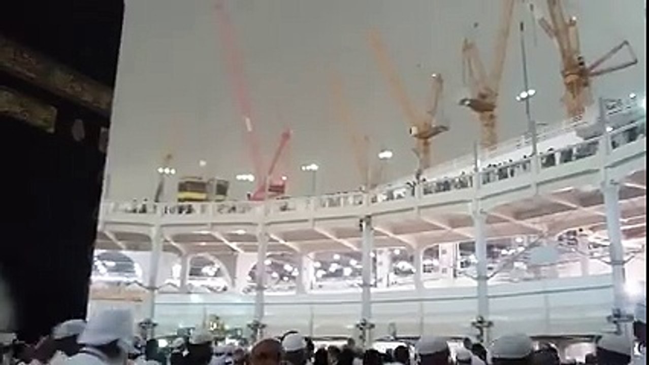 مکہ شریف مے تیز ھواون اور گرج چمک کے ساتھ موسلا دھا بارش جاری