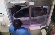 Frau rastet bei McDonalds aus und schlägt die Kassiererin!