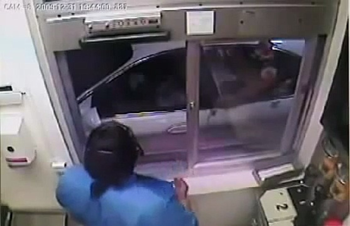Frau rastet bei McDonalds aus und schlägt die Kassiererin!